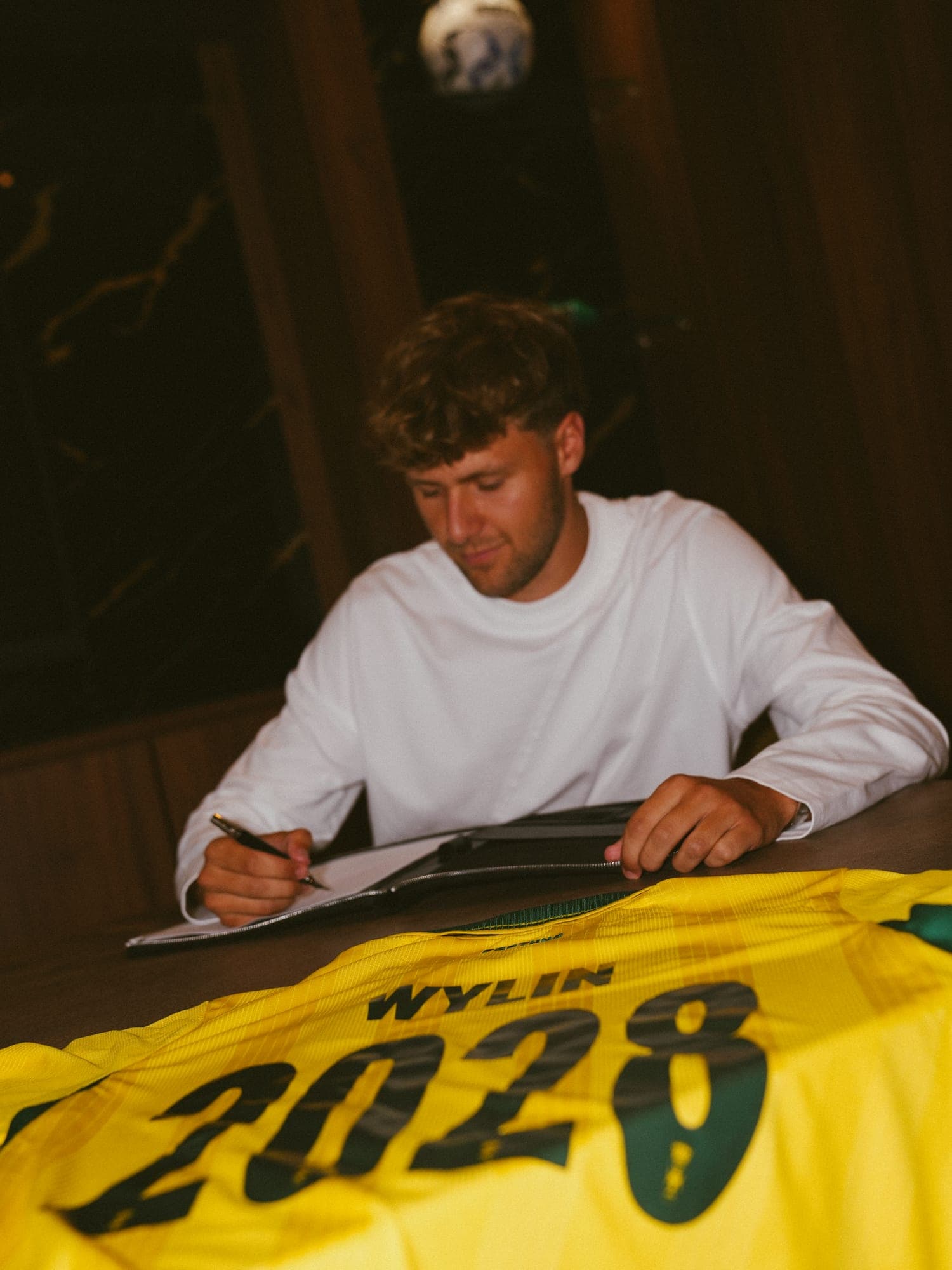 Signing, behind the scenes